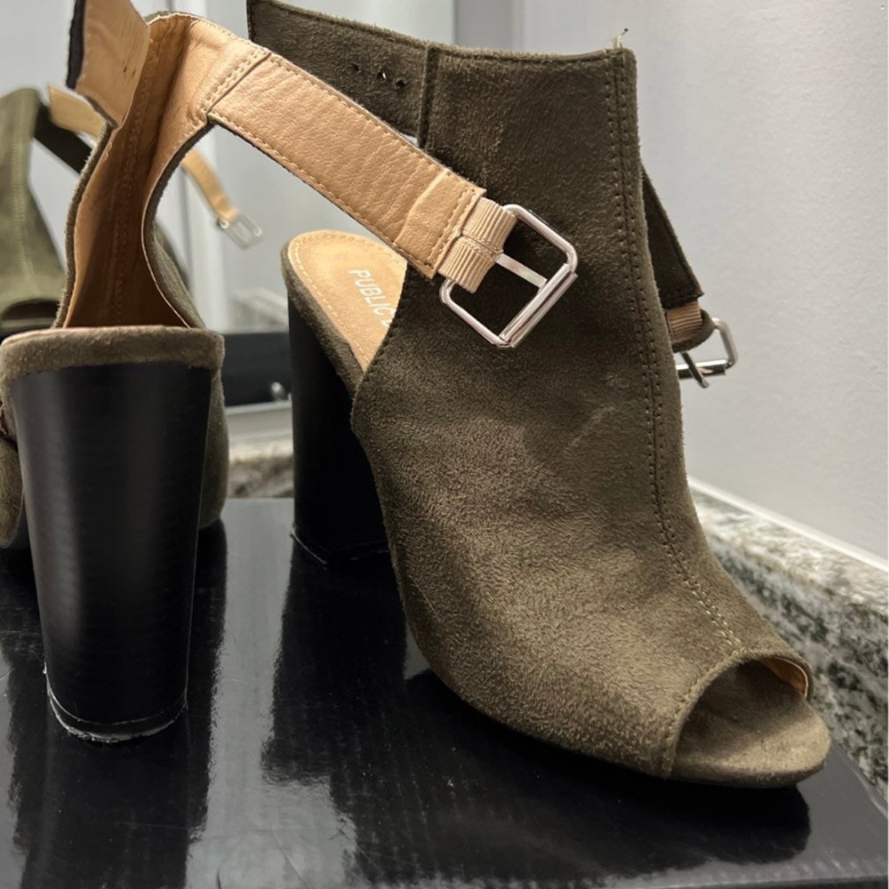 Army green heels size 6. Heel is about 3-4 inches tall